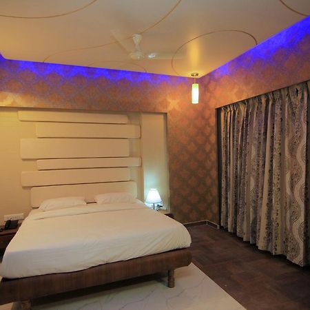 Hotel Sai Dharam Palace Ширді Екстер'єр фото