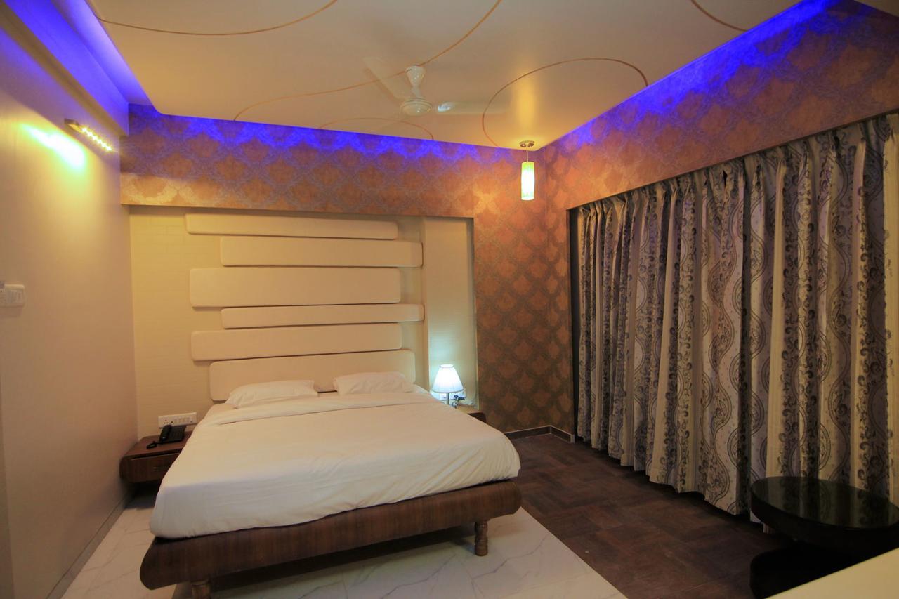 Hotel Sai Dharam Palace Ширді Екстер'єр фото