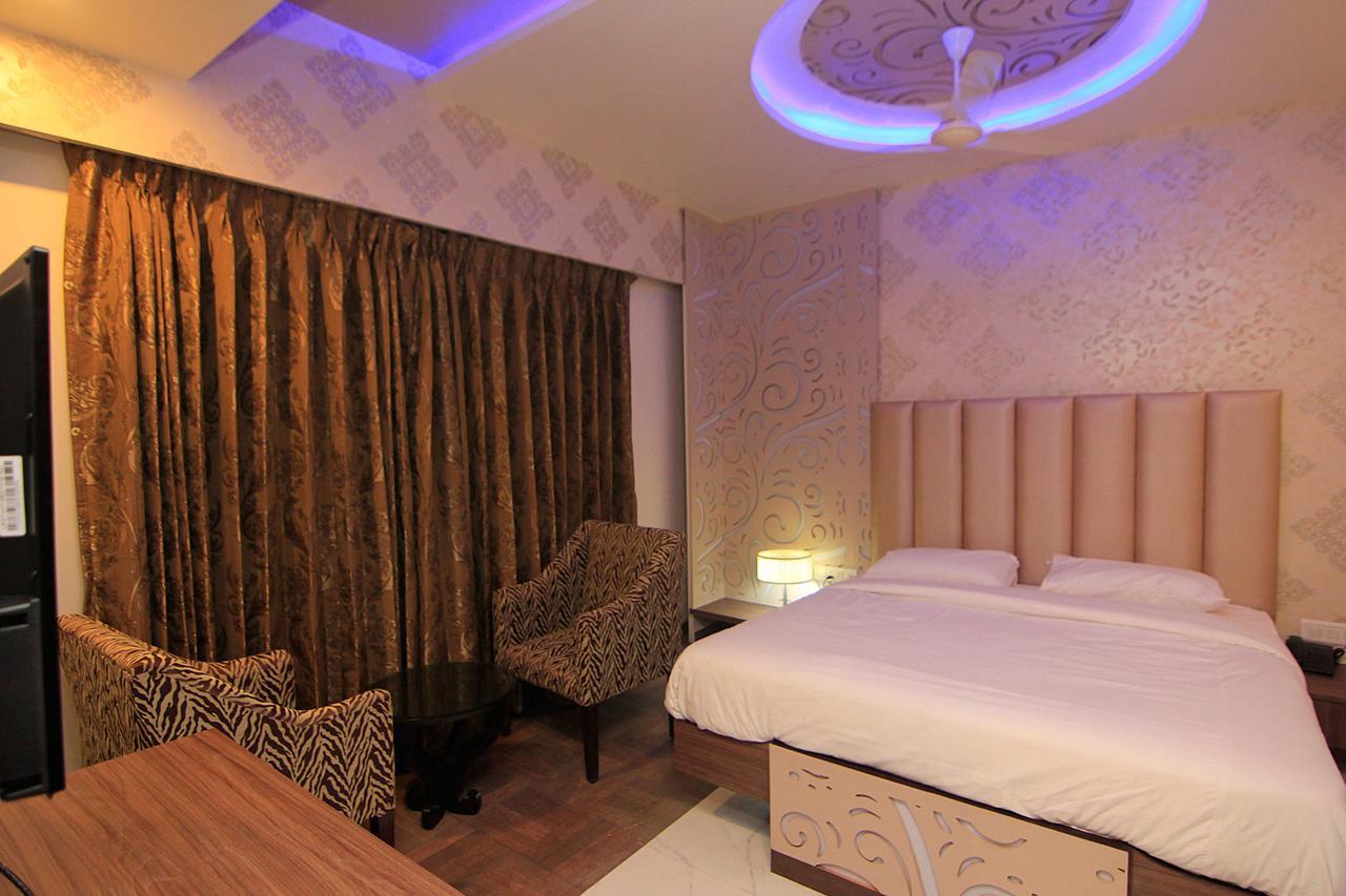 Hotel Sai Dharam Palace Ширді Екстер'єр фото