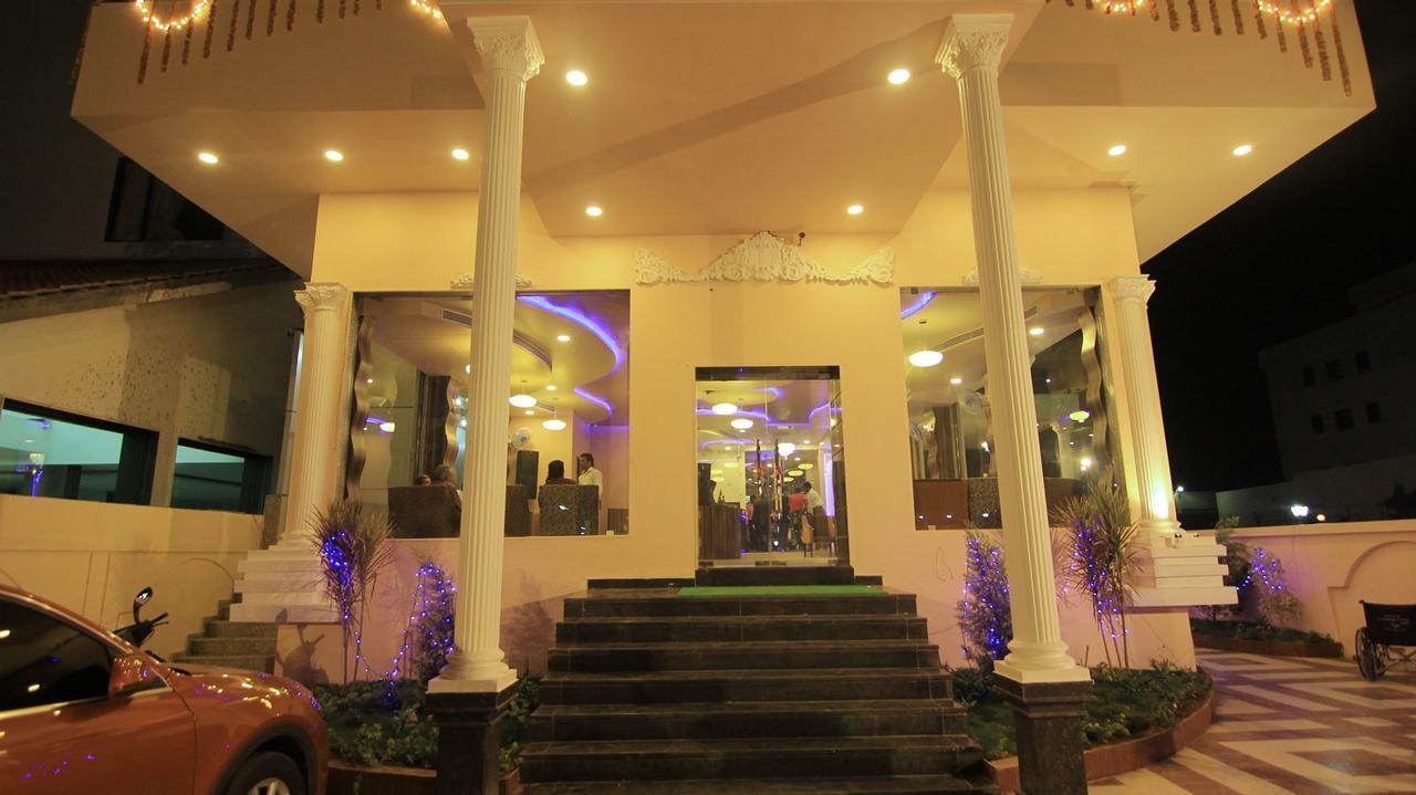 Hotel Sai Dharam Palace Ширді Екстер'єр фото