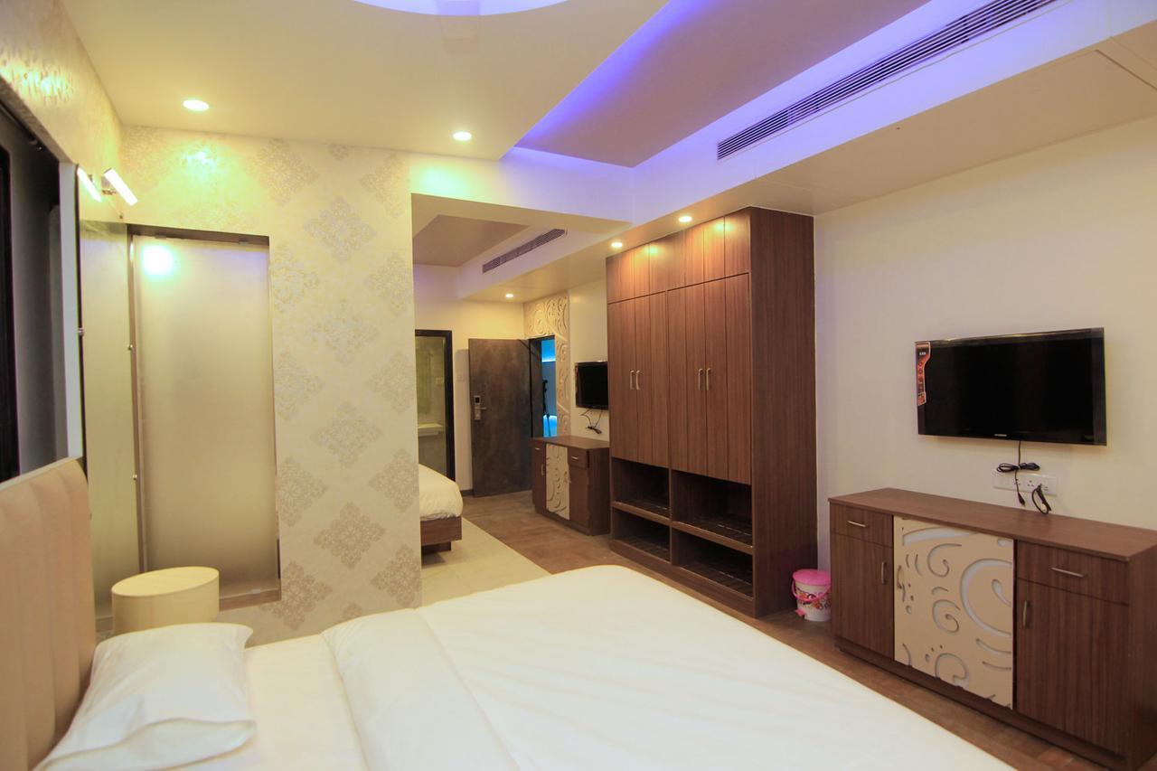 Hotel Sai Dharam Palace Ширді Екстер'єр фото