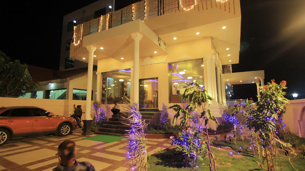 Hotel Sai Dharam Palace Ширді Екстер'єр фото