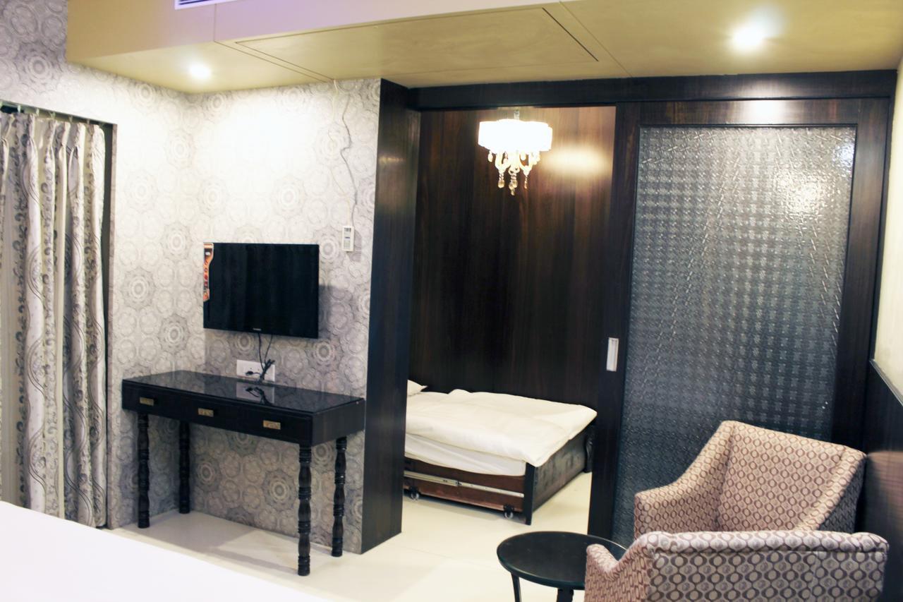 Hotel Sai Dharam Palace Ширді Екстер'єр фото