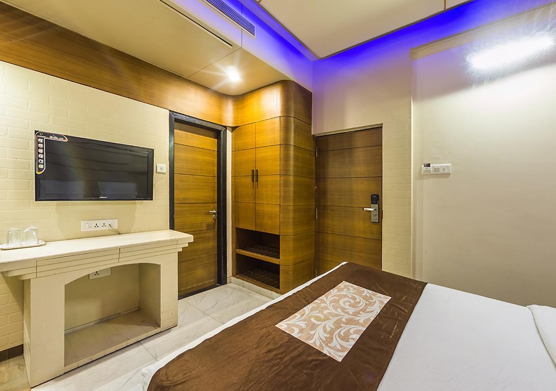 Hotel Sai Dharam Palace Ширді Екстер'єр фото